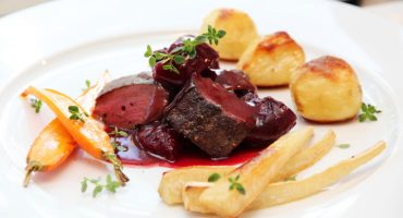 Image: REINSDYRFILET MED PLOMMER, OVNSBAKTE ROTGRØNNSAKER OG RØDVINSAUS