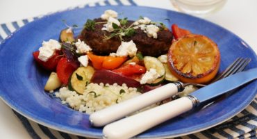 Image: KARBONADER MED MIDDELHAVSGRØNNSAKER, COUSCOUS OG FETA