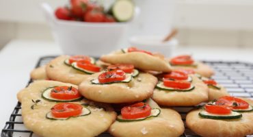 Image: MINIFOCACCIA MED TOMAT OG SQUASH