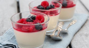 Image: PANNA COTTA MED HVIT SJOKOLADE OG RØRTE BRINGEBÆR