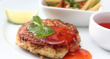 Image: THAIFISKEKAKER MED SPICY AGURKSALAT OG CHILISAUS