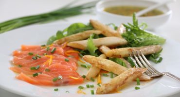 Image: SMØRSTEKTE HVITE ASPARGES MED LAKS SASHIMI OG SITRUSVINAIGRETTE
