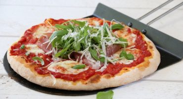 Image: PIZZA MED PARMASKINKE, MOZZARELLA OG RUCCULA