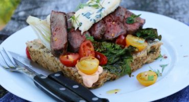 Image: BIFFSANDWICH MED GRILLET HJERTESALAT, TOMATER OG CHILIAIOLI