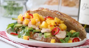 Image: KYLLINGSANDWICH MED AVOKADO OG MANGOSALSA