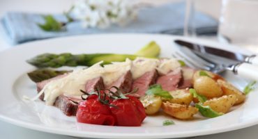 Image: KALVEFILET MED GORGONZOLASAUS OG SESAMPOTETER