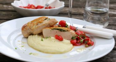 Image: SITRON- OG BASILIKUMKYLLING MED TOMATSALSA OG BLOMKÅLPURÈ