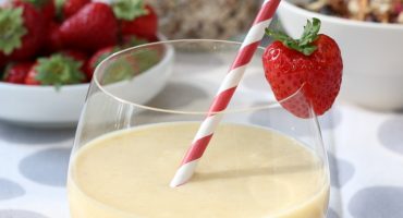 Image: SMOOTHIE MED MANGO, BANAN OG KOKOSDRIKK