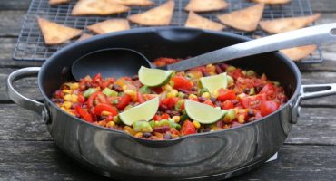 Image: VEGETARISK BØNNEGRYTE MED TORTILLACHIPS
