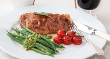 Image: SALTIMBOCCA MED PESTOBØNNER OG TOMATER