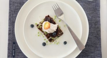 Image: GRAVET REINSDYR MED RUGBRØDCHIPS OG BLÅBÆRRØMME