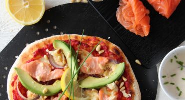 Image: PIZZA MED LAKS, AVOKADO OG PINJEKJERNER