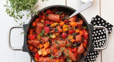 Image: PØLSEGRYTE MED PAPRIKA OG BØNNER