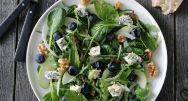 Image: SALAT MED EPLER, BLÅMUGGOST OG VALNØTTER