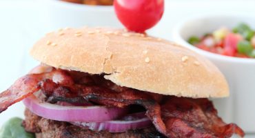 Image: HAMBURGER MED BACON, TOMATSALSA OG CHILIKREM