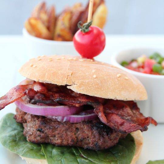 Image: HAMBURGER MED BACON, TOMATSALSA OG CHILIKREM