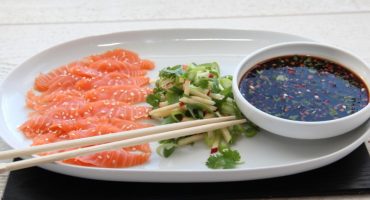 Image: LAKSESASHIMI MED PONZUSAUS OG VÅRLØKSALAT