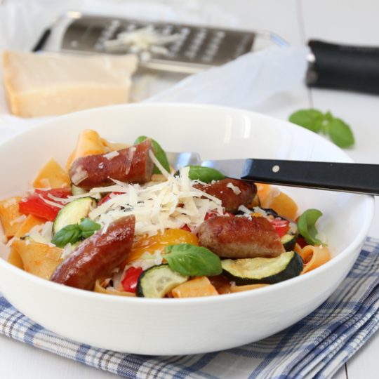 Image: PASTA MED PØLSER, GRILLEDE GRØNNSAKER OG PARMESAN