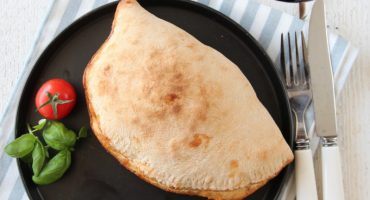 Image: PIZZA CALZONE MED BAKT PAPRIKA, SKINKE OG MOZZARELLA