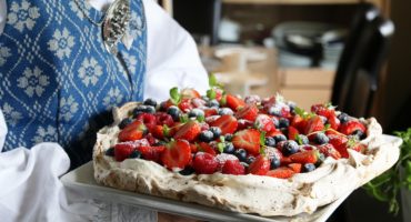 Image: PAVLOVA MED LAKRIS OG SITRONKREM