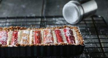 Image: RABARBRATERTE MED VANILJESAUS
