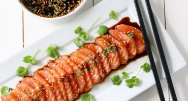 Image: SASHIMI AV LAKS MED SPICY SOYASAUS OG SESAMFRØ