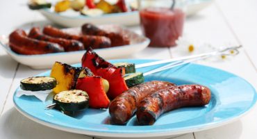 Image: SPEKET GRILLPØLSE MED GRØNNSAKSSPYD