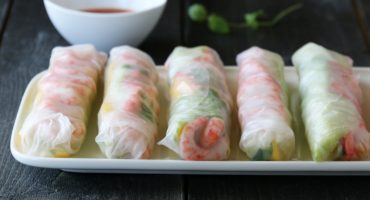 Image: FERSKE VÅRRULLER MED REKER, MANGO OG HOT CHILISAUS
