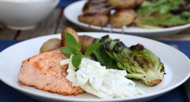 Image: GRILLET LAKS MED HJERTESALAT OG EPLESALSA