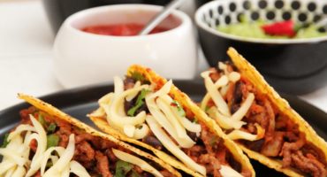 Image: FREDAGSTACO MED GUACAMOLE OG MANGOSALSA