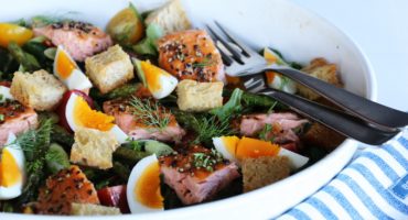Image: SALAT MED VARMRØKT LAKS, ASPARGES, TOMAT, EGG OG KRUTONGER