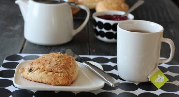Image: SCONES MED SITRUS OG ROSINER