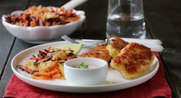Image: FISKEPINNER MED RÅKOSTSALAT OG CHILIMAJONES