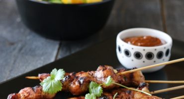 Image: KYLLING SATAY MED PEANØTTSAUS OG MANGOSALAT