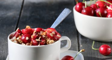 Image: KJØLESKAPSGRØT MED MORELLER OG GRANOLA