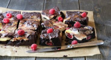 Image: BROWNIE- OG OSTEKAKE MED BRINGEBÆR
