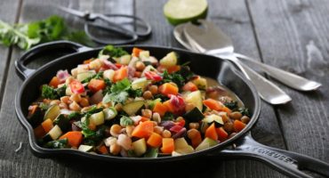 Image: SPICY VEGETARGRYTE MED KOKOSMELK, KIKERTER OG GRØNNKÅL