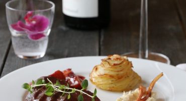Image: REINSDYRFILET MED PLOMMER, RØDVINSAUS OG ANNAPOTETER