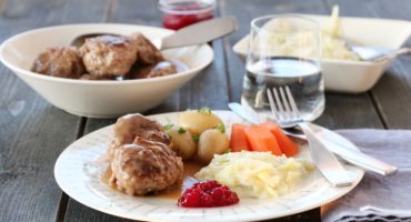 Image: MAMMAS KJØTTKAKER MED BRUN SAUS OG KÅLSTUING