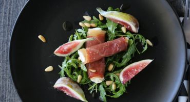 Image: SKINKE- OG CHEVRÈRULLER MED FIKEN OG BRINGEBÆRVINAIGRETTE