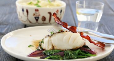 Image: TORSK MED SOYASMØR, SPRØSTEKT BACON OG SPINATSALAT