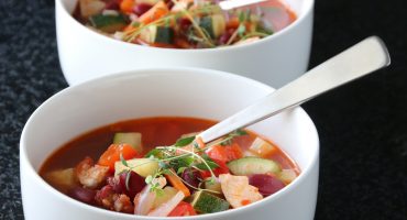 Image: KYLLINGSUPPE MED SQUASH, PAPRIKA OG BØNNER