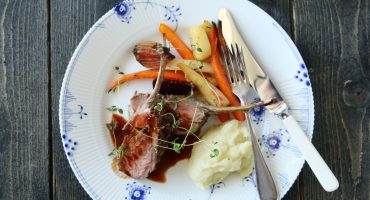 Image: SENNEPSGRATINERT LAMMECARRÉ MED HONNINGBAKTE ROTGRØNNSAKER OG RØDVINSAUS