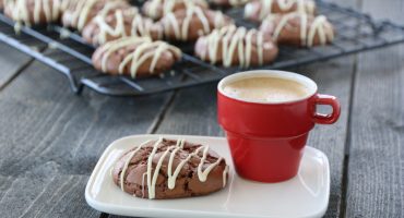 Image: SJOKOLADECOOKIES MED HVIT SJOKOLADEDEKOR