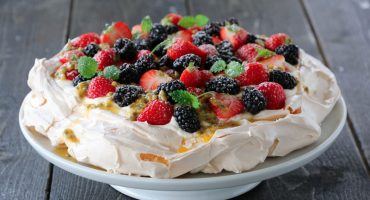 Image: PAVLOVA MED BÆR, HONNINGKREM OG PASJONSFRUKTSAUS