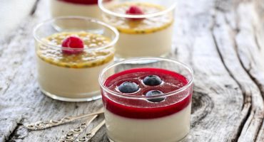 Image: PANNA COTTA MED BRINGEBÆRSAUS OG PASJONSFRUKTSAUS (VIDEO)