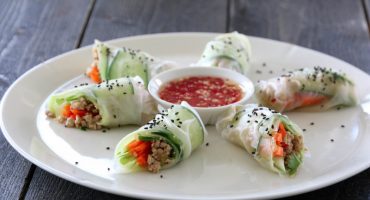 Image: SOMMERRULLER MED KYLLING OG AGURK & CHILISAUS