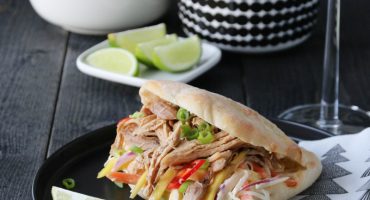 Image: PULLED CHICKEN MED COLESLAW OG PITA