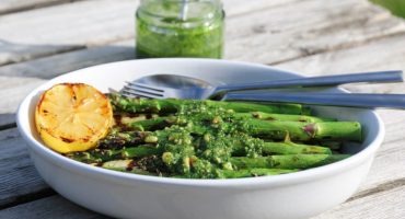 Image: GRILLET SQUASH OG ASPARGES MED URTESAUS