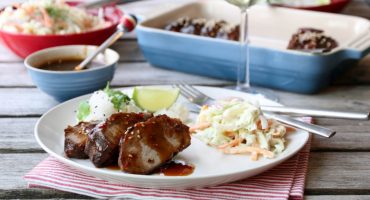 Image: SVINENAKKE MED GLACE, RISSALAT OG COLESLAW